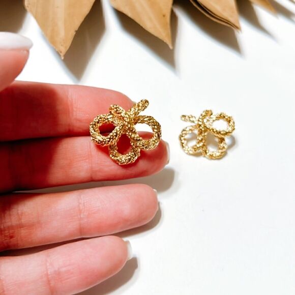 Flower twist stud earrings N116 - Picture 4 of 6